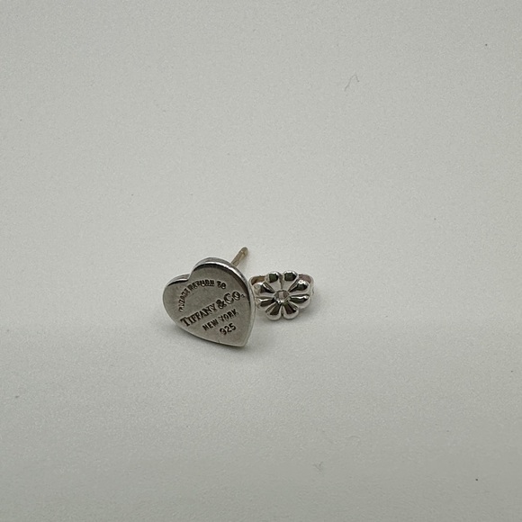 One Tiffany & Co. Silver Heart Earring. Single Earring Only. - Picture 5 of 7